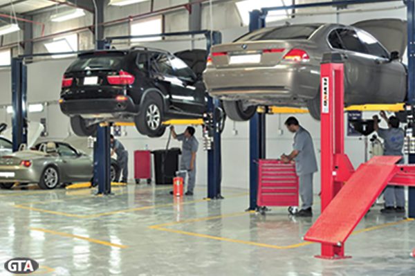 Twin-lift bay servicing two vehicles at once